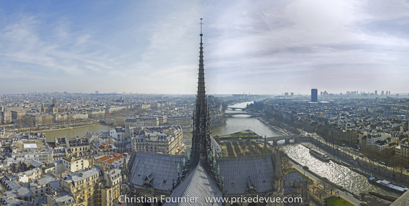 Paris, February 2005 - La Tour Eiffel lance son faisceau lumineux