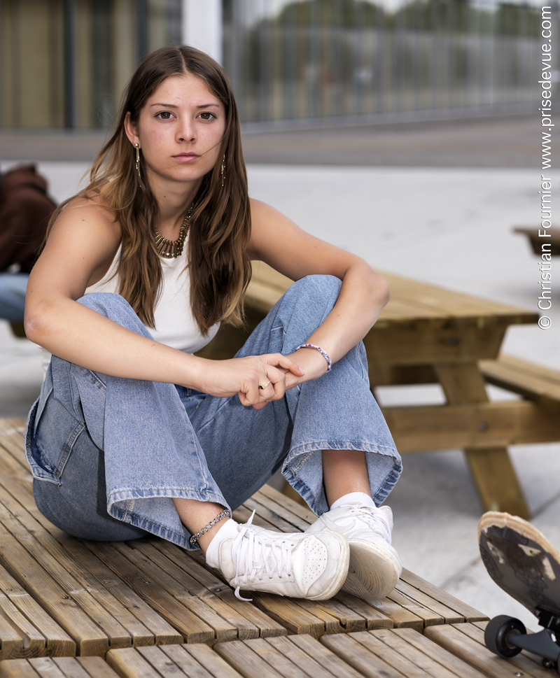 Femme Enceinte Dans Le Collant De Danseur Et Les Bas Noirs. Elle Regarde  Son Ventre Et Séance De Sourire Sur La Pose De Plancher I Image stock -  Image du chéri, maternité